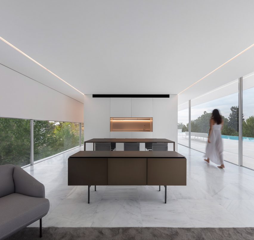 Fran Silvestre Arquitectos builds glass-box Hoffman House with a walkable roof