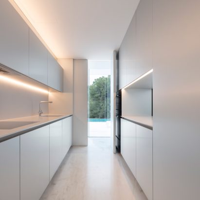 Fran Silvestre Arquitectos builds glass-box Hoffman House with a walkable roof