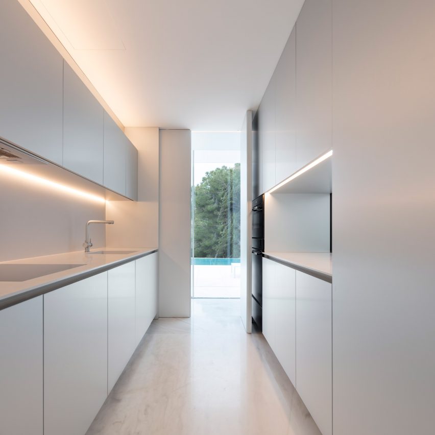 Fran Silvestre Arquitectos builds glass-box Hoffman House with a walkable roof