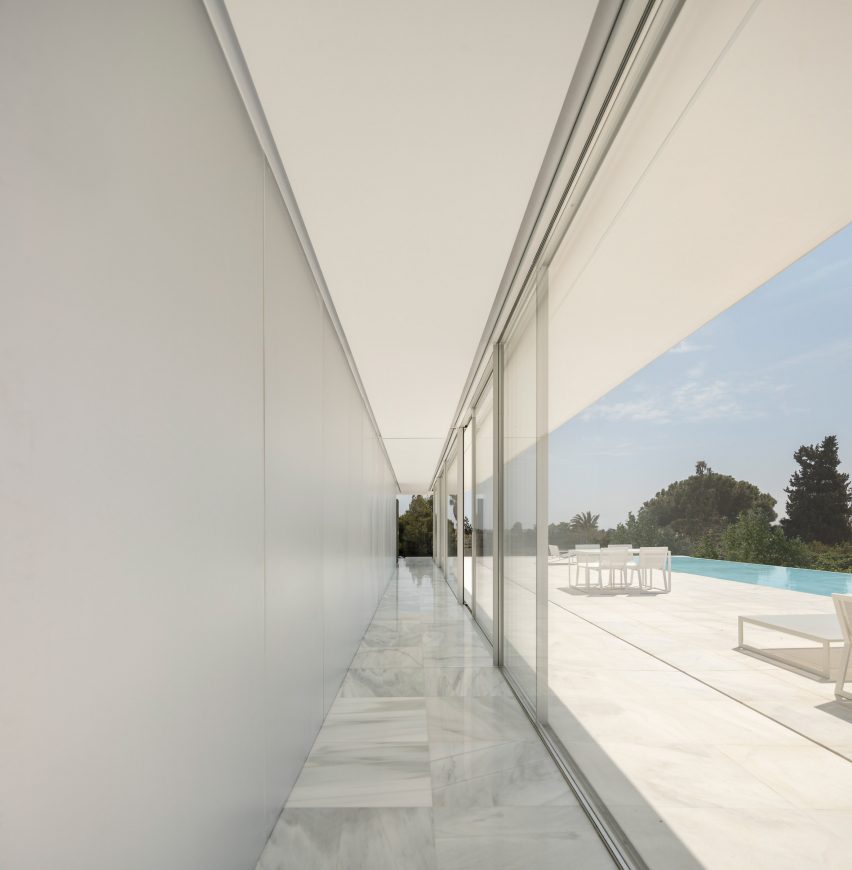 Fran Silvestre Arquitectos builds glass-box Hoffman House with a walkable roof