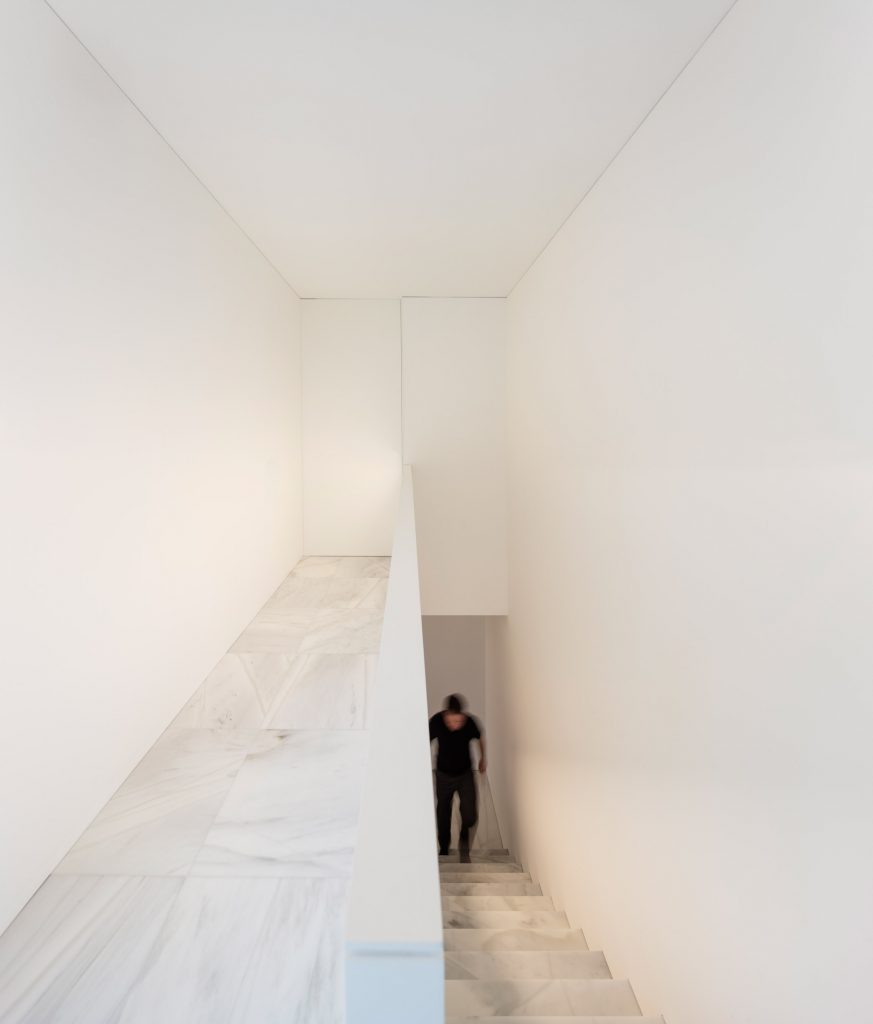 Fran Silvestre Arquitectos builds glass-box Hoffman House with a walkable roof