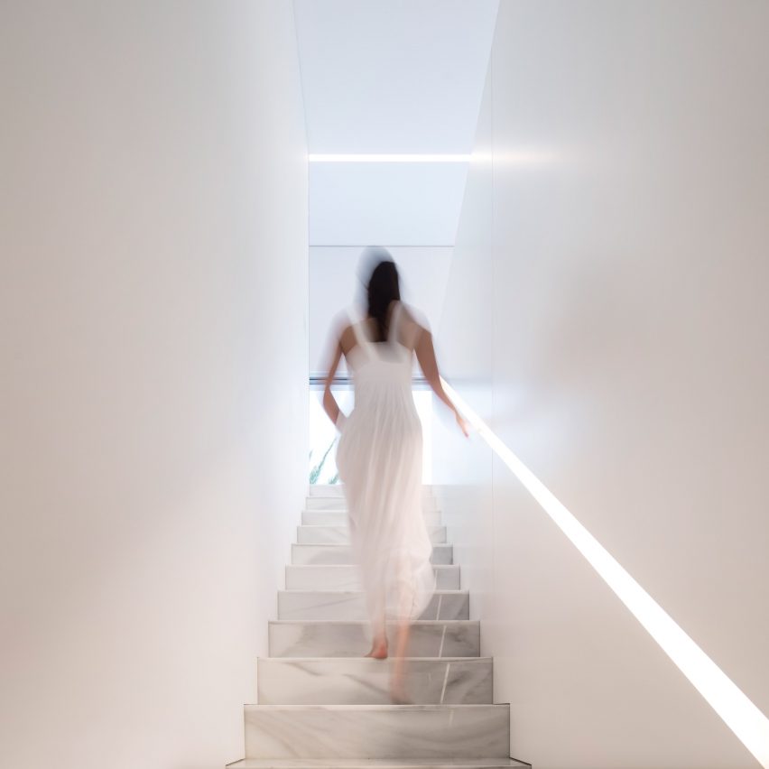 Fran Silvestre Arquitectos builds glass-box Hoffman House with a walkable roof