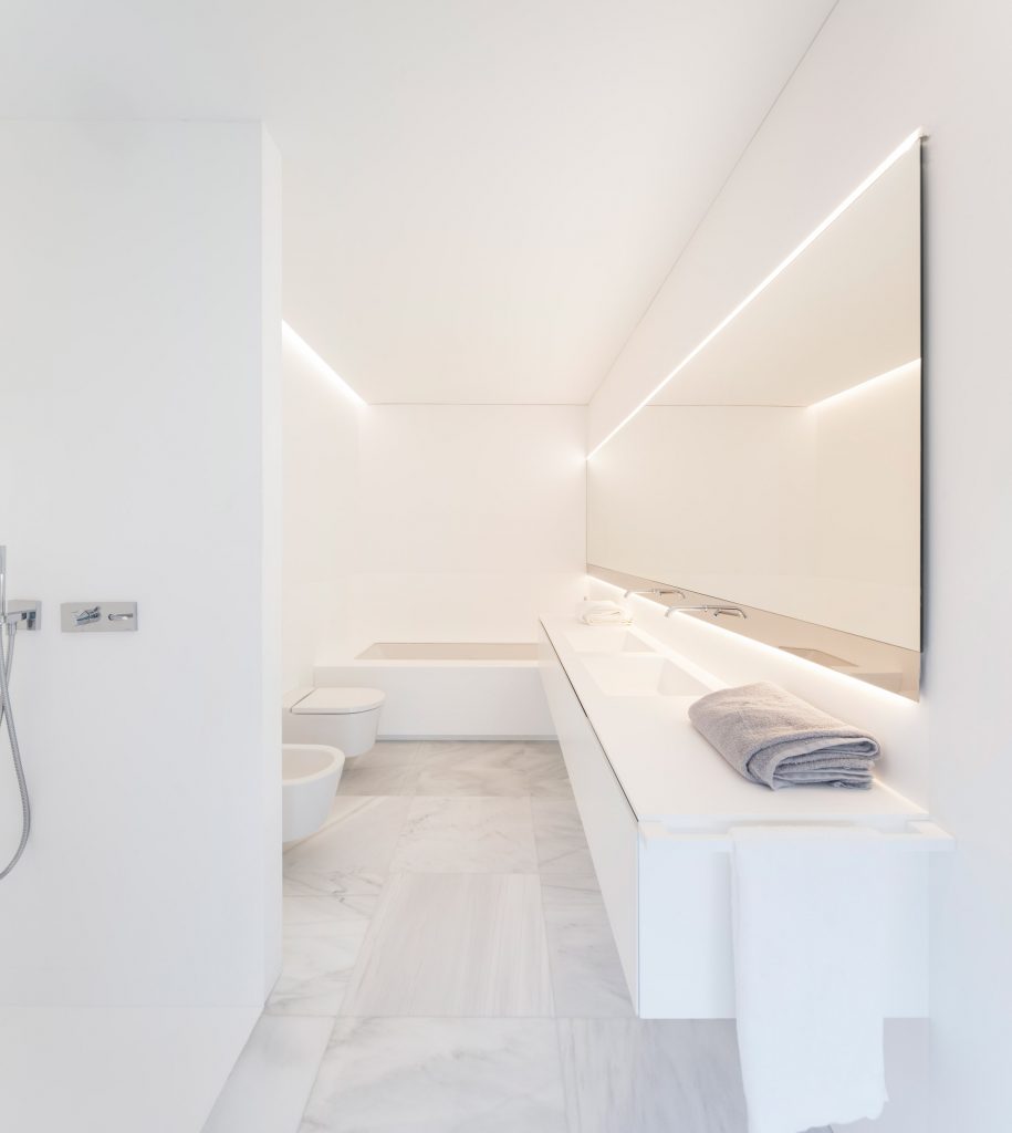 Fran Silvestre Arquitectos builds glass-box Hoffman House with a walkable roof