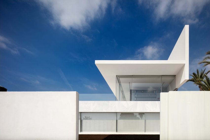 Fran Silvestre Arquitectos builds glass-box Hoffman House with a walkable roof