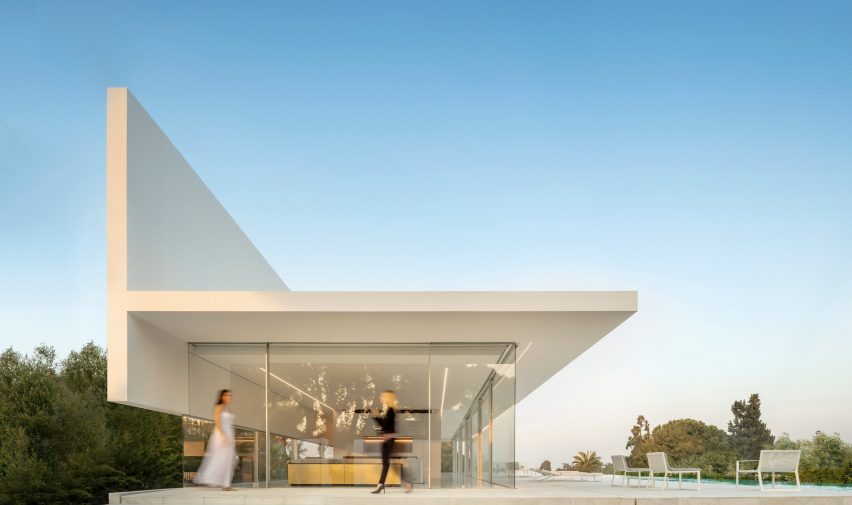 Fran Silvestre Arquitectos builds glass-box Hoffman House with a walkable roof