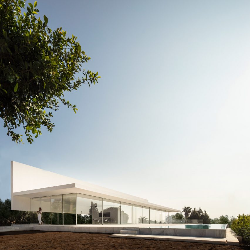 Fran Silvestre Arquitectos builds glass-box Hoffman House with a walkable roof