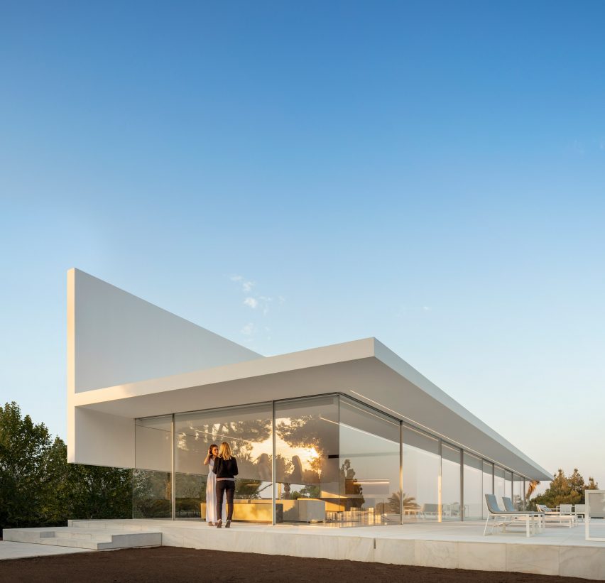 Fran Silvestre Arquitectos builds glass-box Hoffman House with a walkable roof
