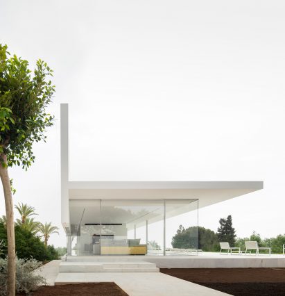 Fran Silvestre Arquitectos builds glass-box Hoffman House with a walkable roof