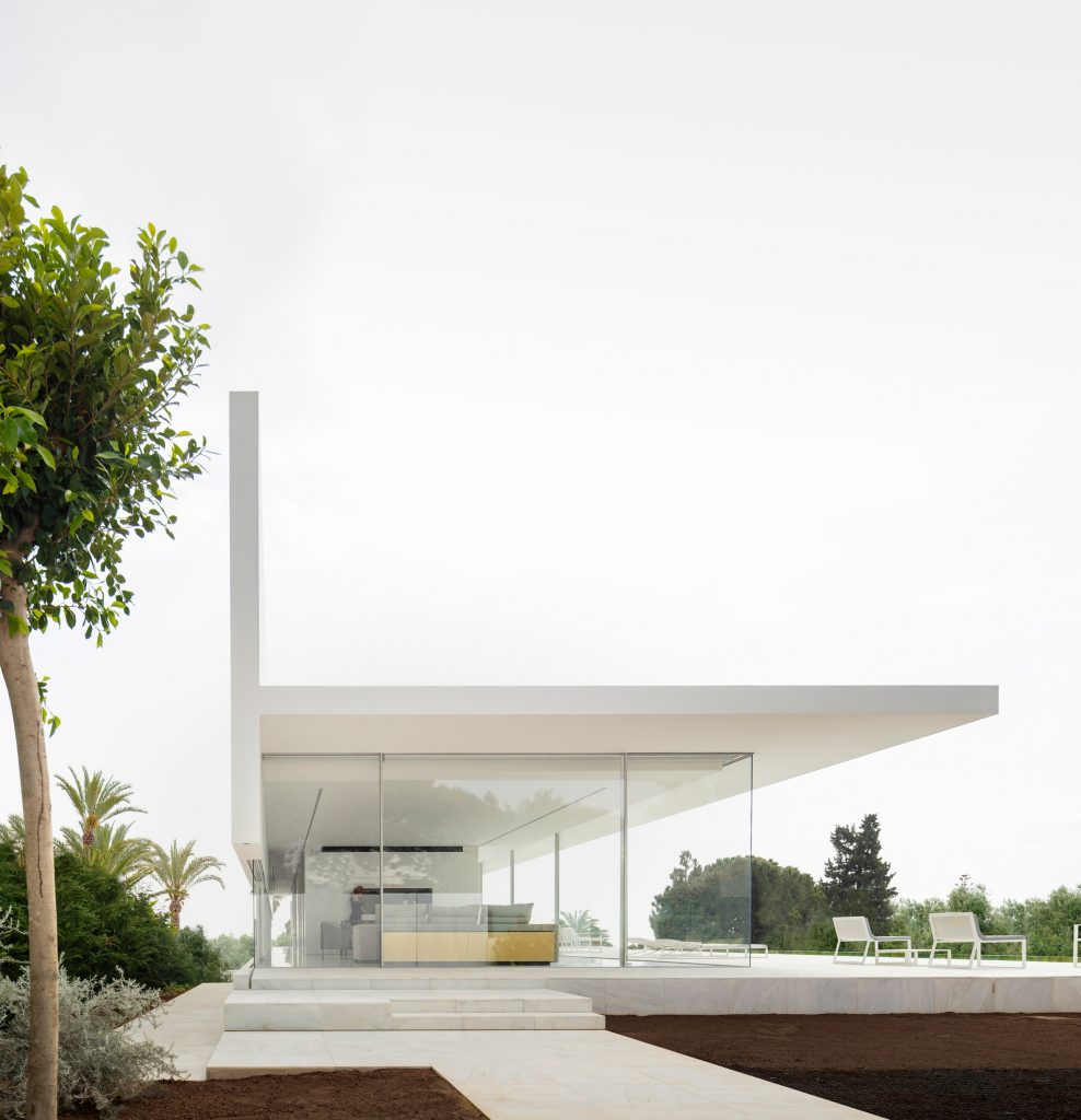Fran Silvestre Arquitectos builds glass-box Hoffman House with a walkable roof