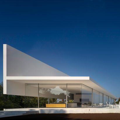Fran Silvestre Arquitectos builds glass-box Hoffman House with a walkable roof
