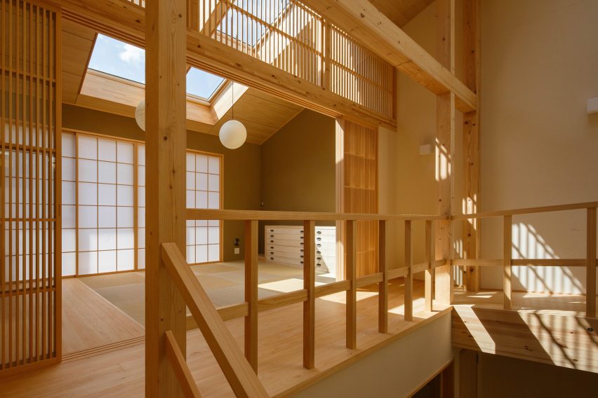 07Beach arrange Kyoto home around glass-fronted bathroom