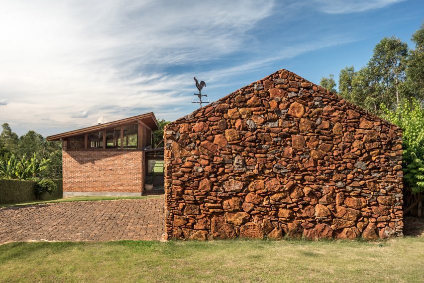 Lake house in Brazil by Solo Arquitectos