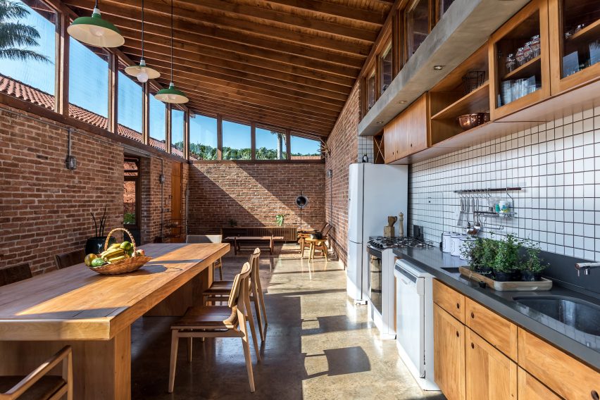 Lake house in Brazil by Solo Arquitectos