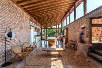 Lake house in Brazil by Solo Arquitectos