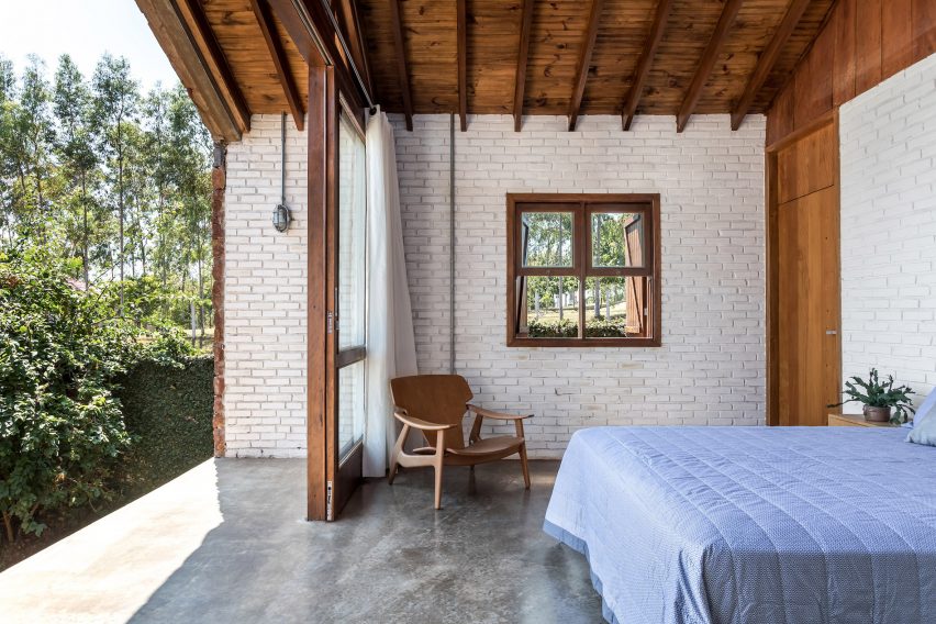 Lake house in Brazil by Solo Arquitectos