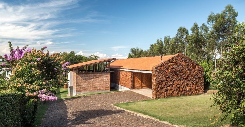 Lake house in Brazil by Solo Arquitectos