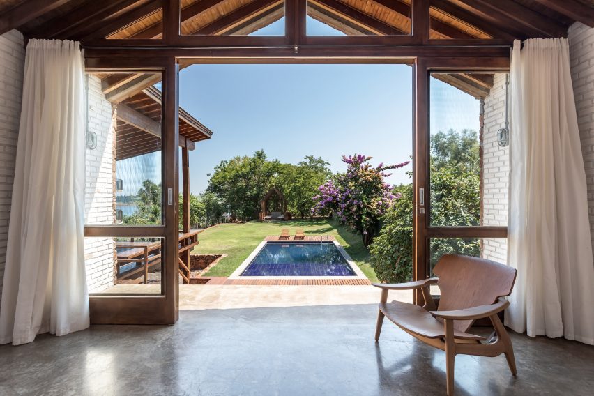 Lake house in Brazil by Solo Arquitectos
