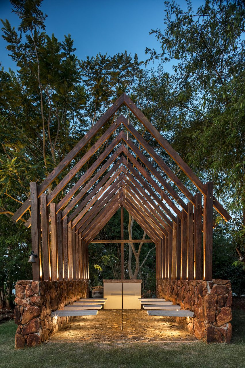 Lake house in Brazil by Solo Arquitectos