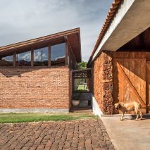 Lake house in Brazil by Solo Arquitectos