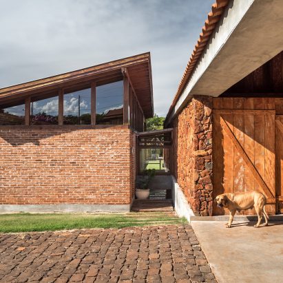 Lake house in Brazil by Solo Arquitectos