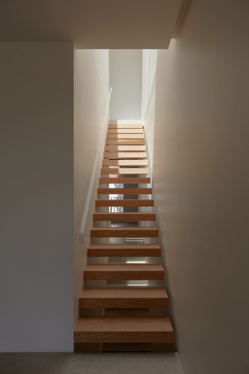 An exposed concrete frame supports this 4.2-metre-wide skinny house in Melbourne designed by Oliver du Puy Architects to feature meditation spaces.