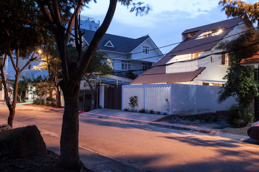 Tile Roof House by K58atelier