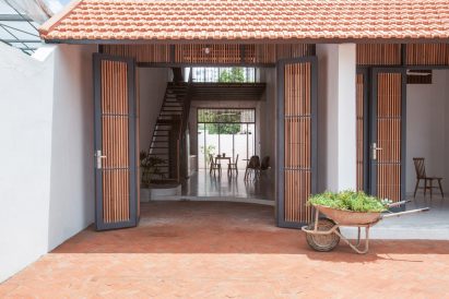 Tile Roof House by K58atelier