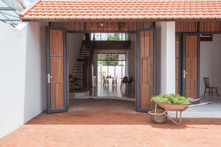 Tile Roof House by K58atelier