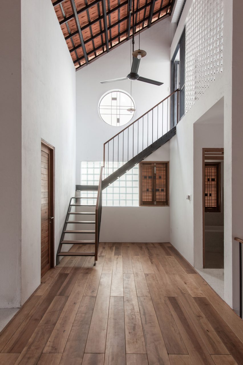 Tile Roof House by K58atelier