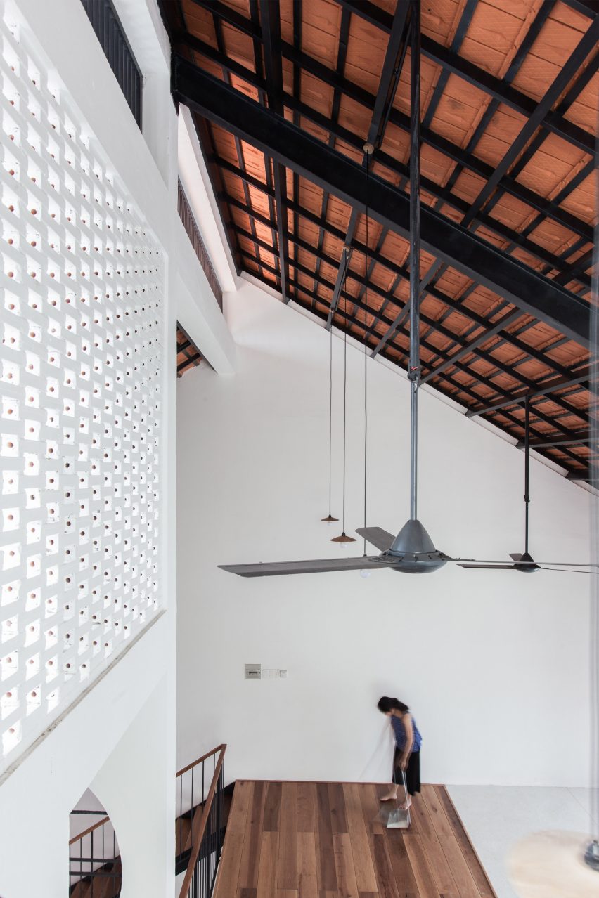 Tile Roof House by K58atelier