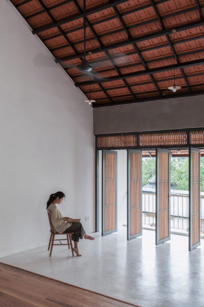 Tile Roof House by K58atelier