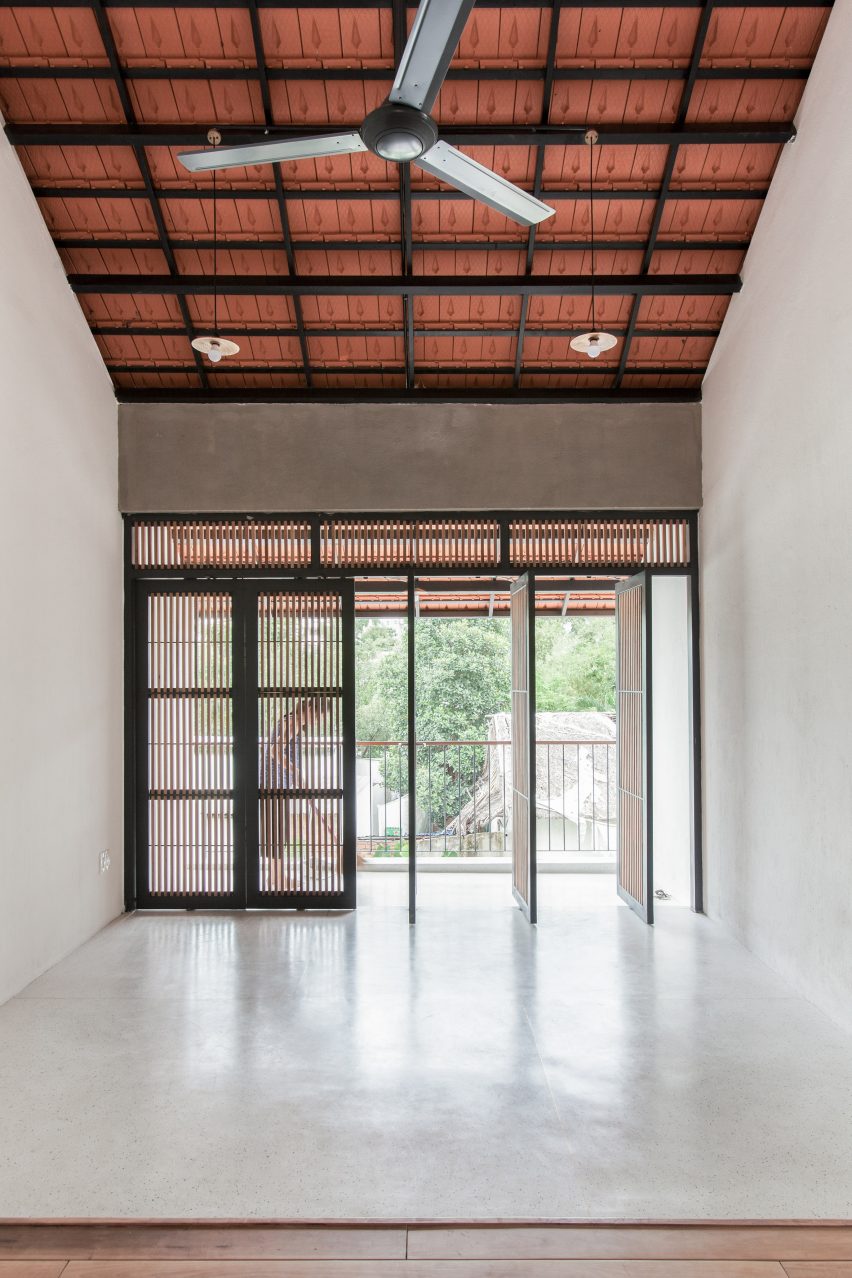 Tile Roof House by K58atelier