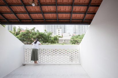 Tile Roof House by K58atelier
