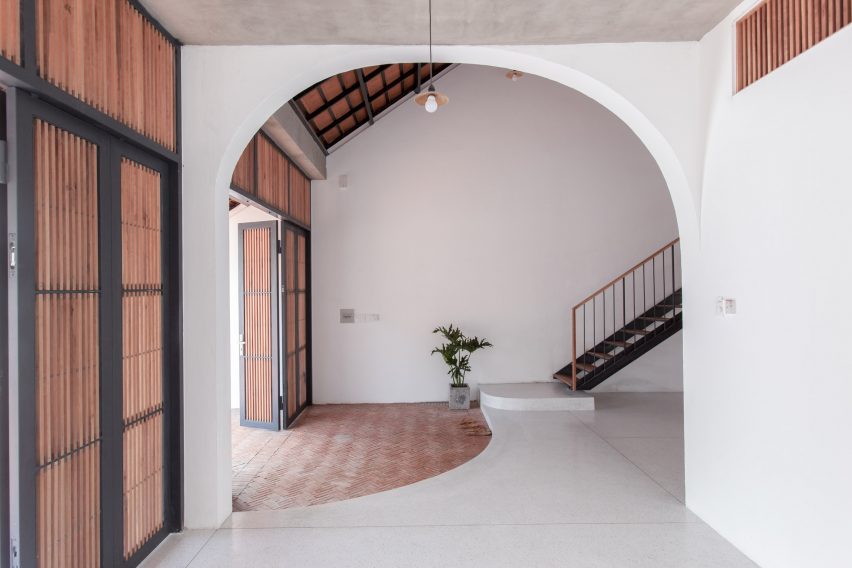 Tile Roof House by K58atelier