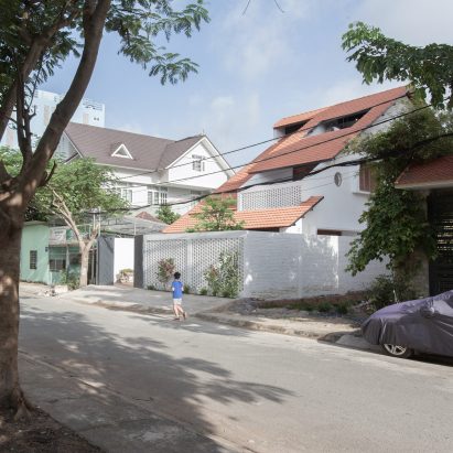 Tile Roof House by K58atelier
