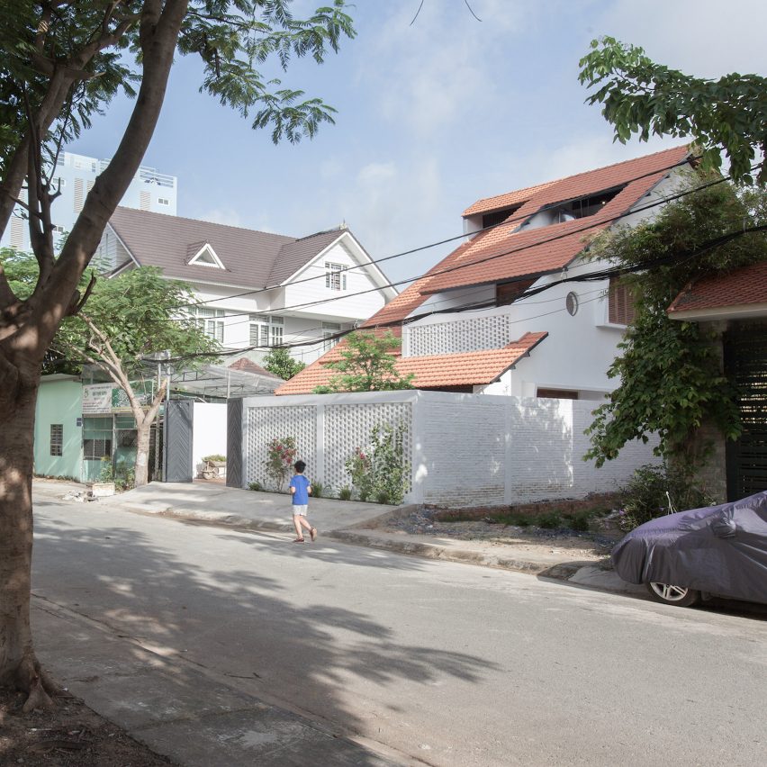 Tile Roof House by K58atelier