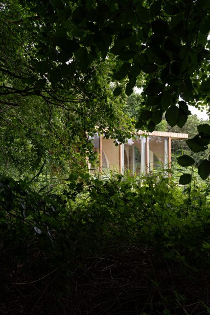 Mobile forest cabin at Het bos roept campsite by The Way We Build