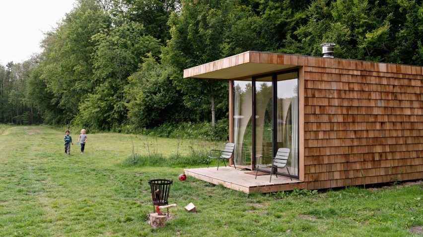 Mobile forest cabin at Het bos roept campsite by The Way We Build