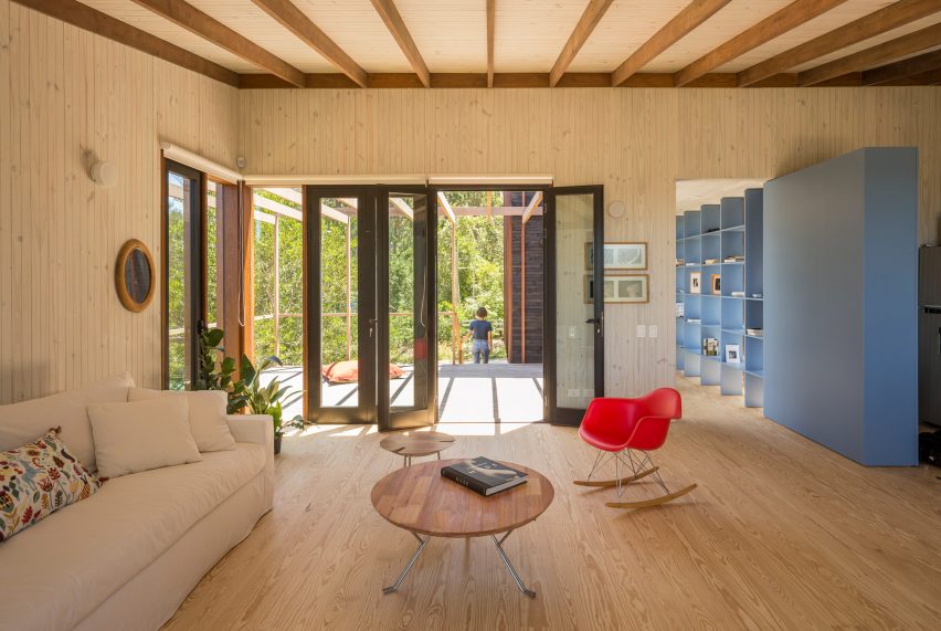 Casa en la Juanita by FRAM Arquitectos and Delfina Riverti