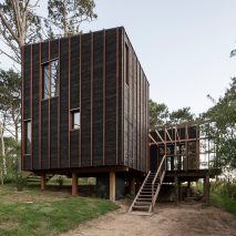 Casa en la Juanita by FRAM Arquitectos and Delfina Riverti
