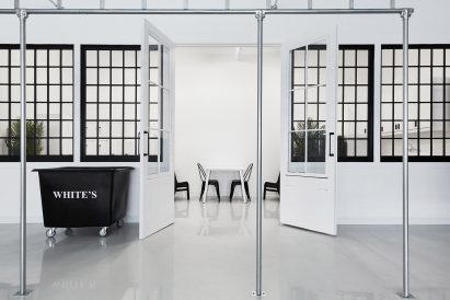 Les Nettoyeur White's by Ivy Studio