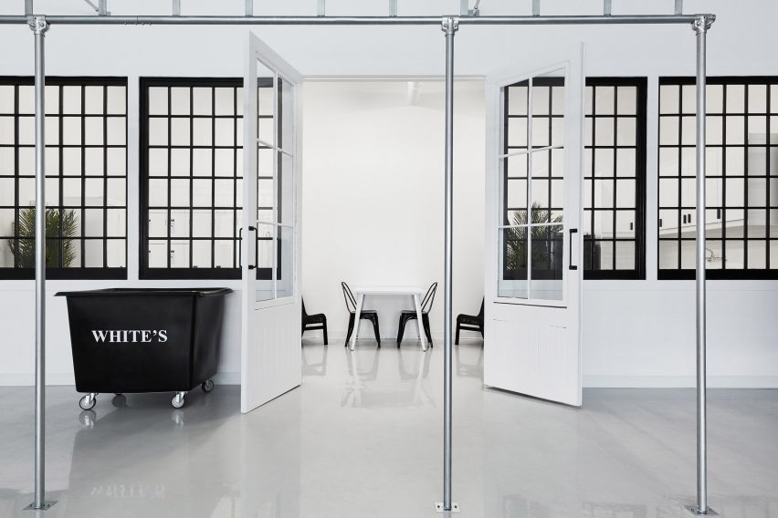 Les Nettoyeur White's by Ivy Studio