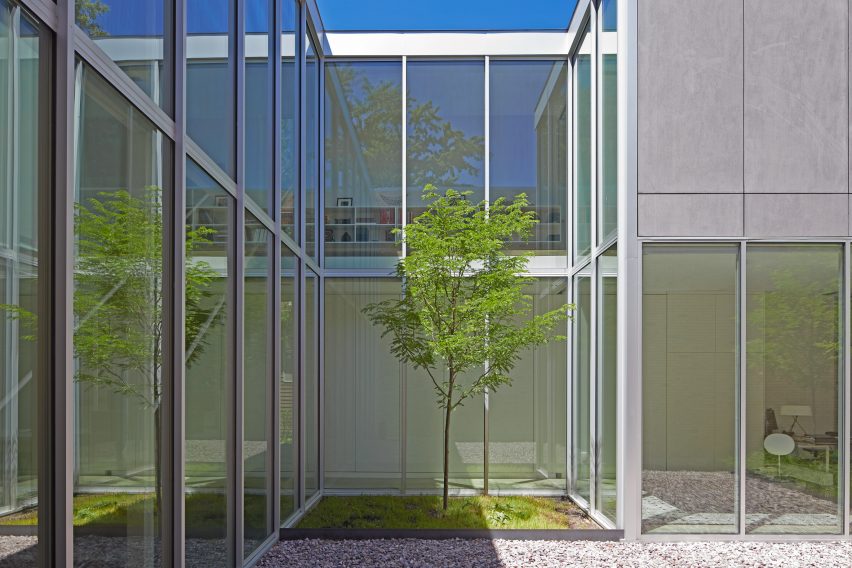 Lipton Thayer Brick House in Chicago, Illinois by Brooks Scarpa