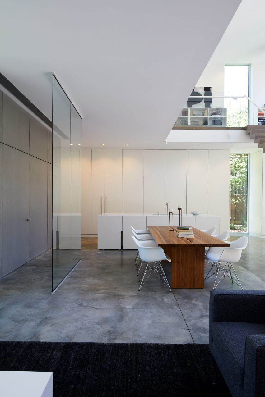 Lipton Thayer Brick House in Chicago, Illinois by Brooks Scarpa