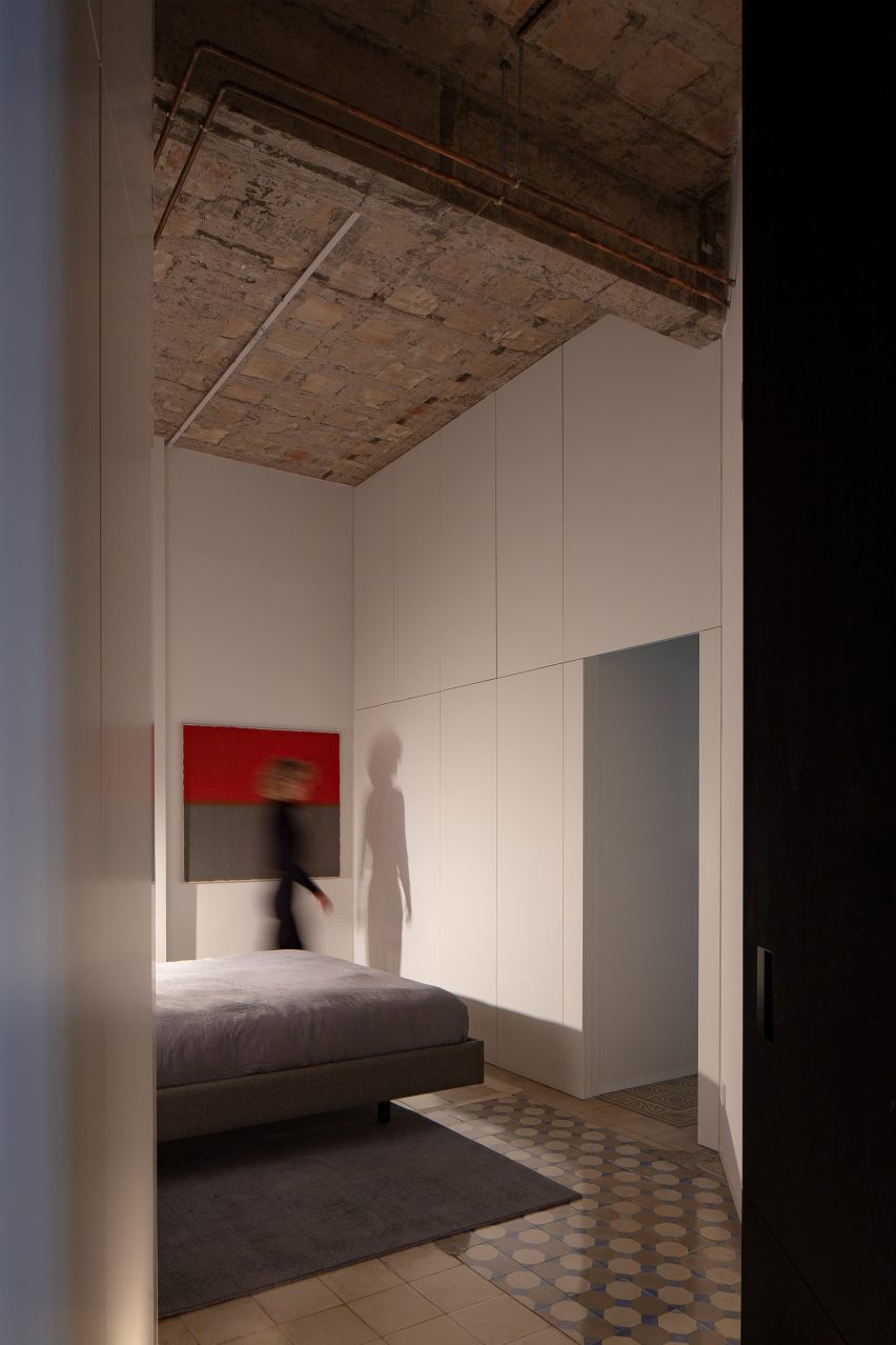 R Apartment by Francesc Rifé Studio