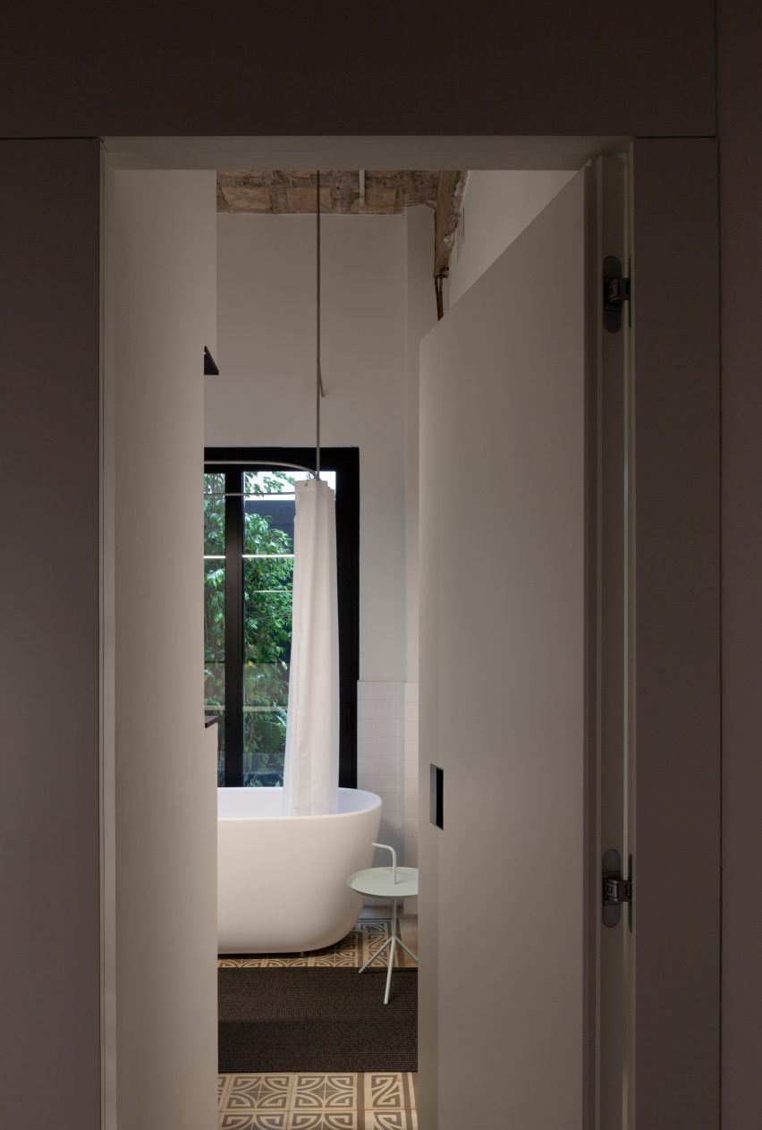 R Apartment by Francesc Rifé Studio