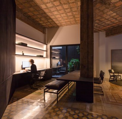 R Apartment by Francesc Rifé Studio