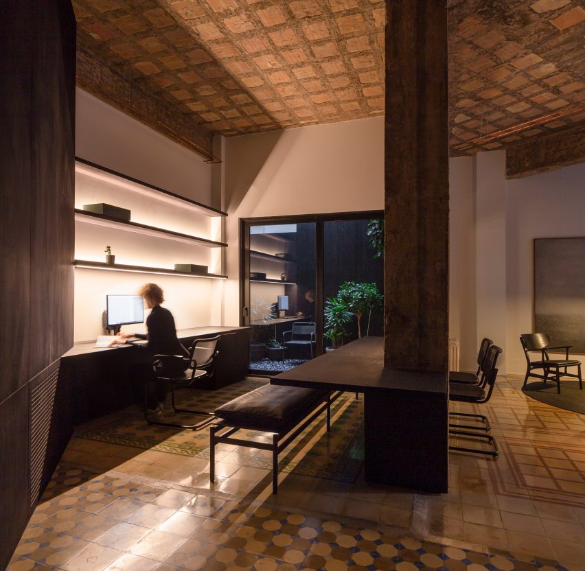R Apartment by Francesc Rifé Studio