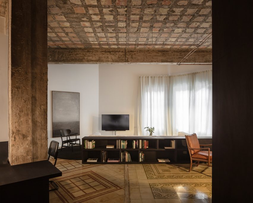 R Apartment by Francesc Rifé Studio