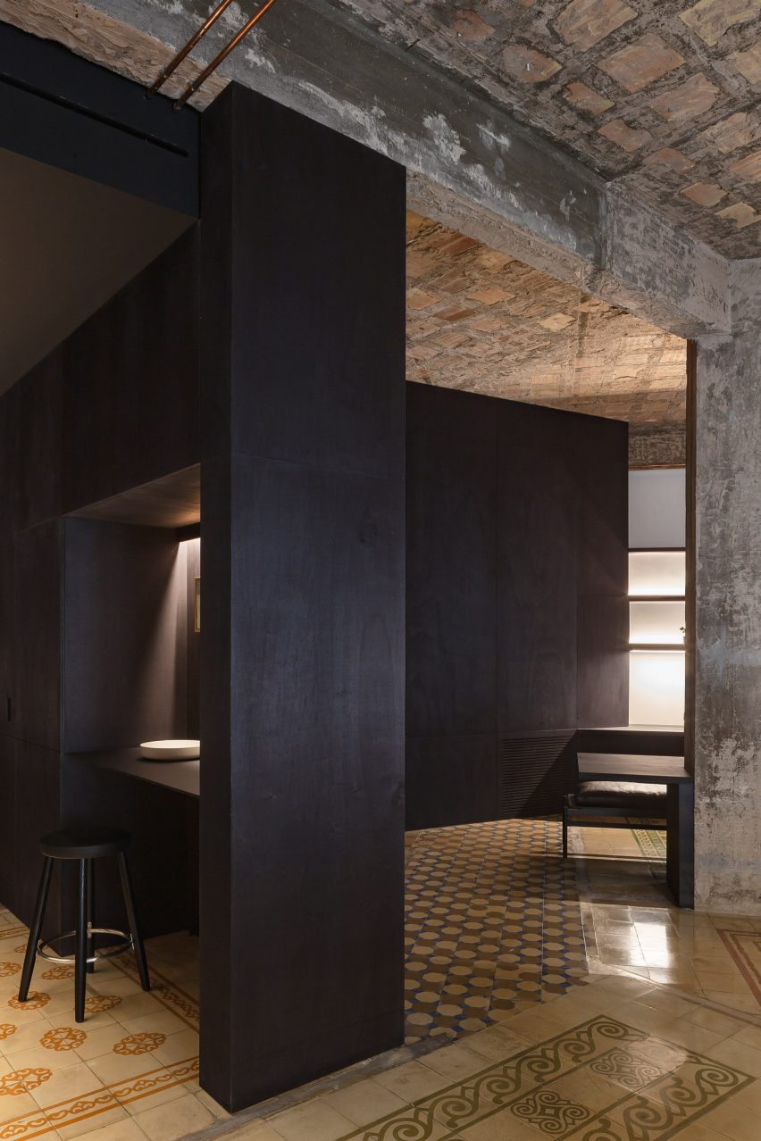 R Apartment by Francesc Rifé Studio